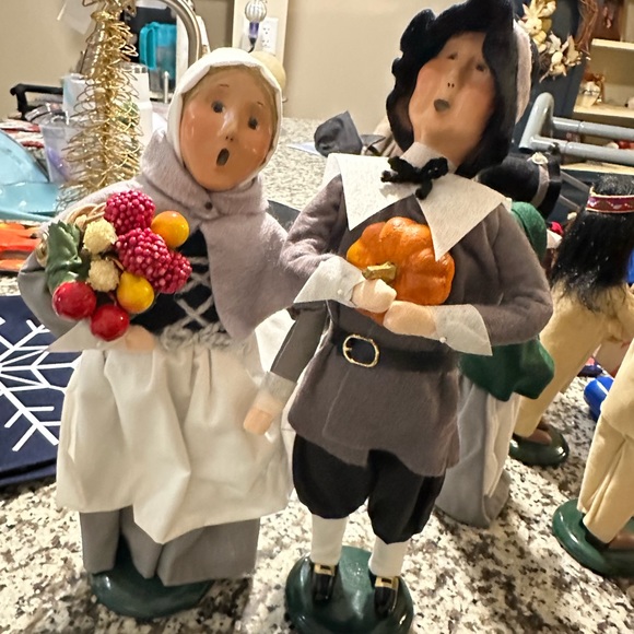 6 Buyers Choice Thanksgiving Carolers! 2 pilgrim adults & kids,2 Native American - Picture 2 of 5